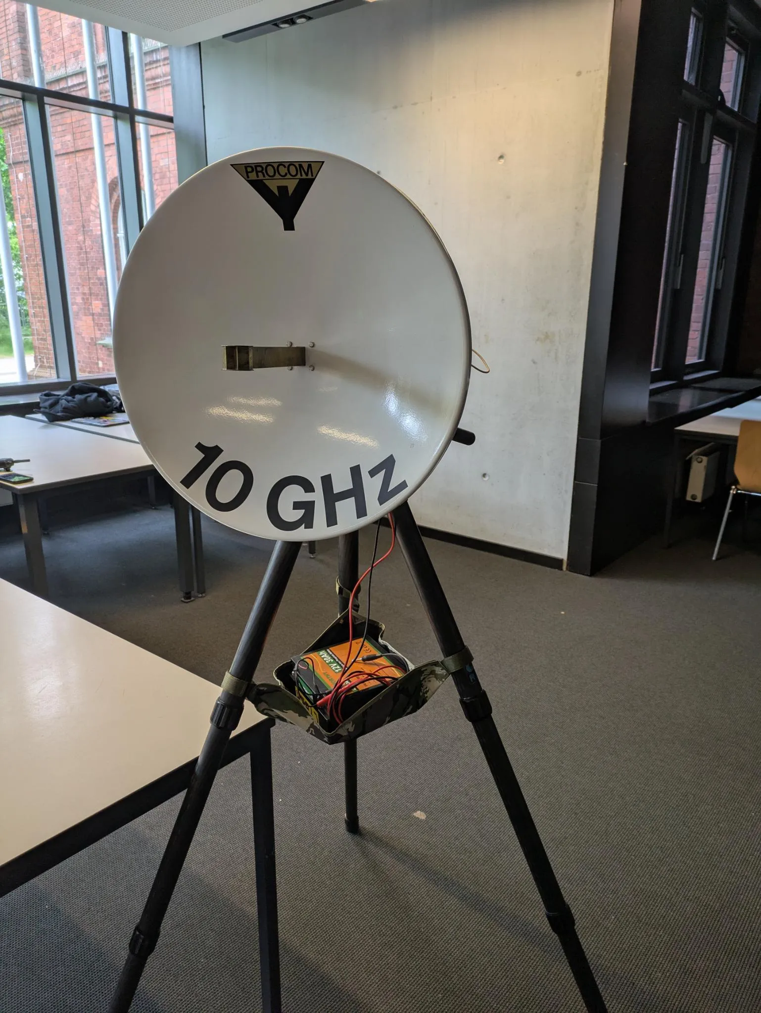 Parabolantenne für das 10-GHz-Band bei einem Assembly des Norddeutschen Funktags