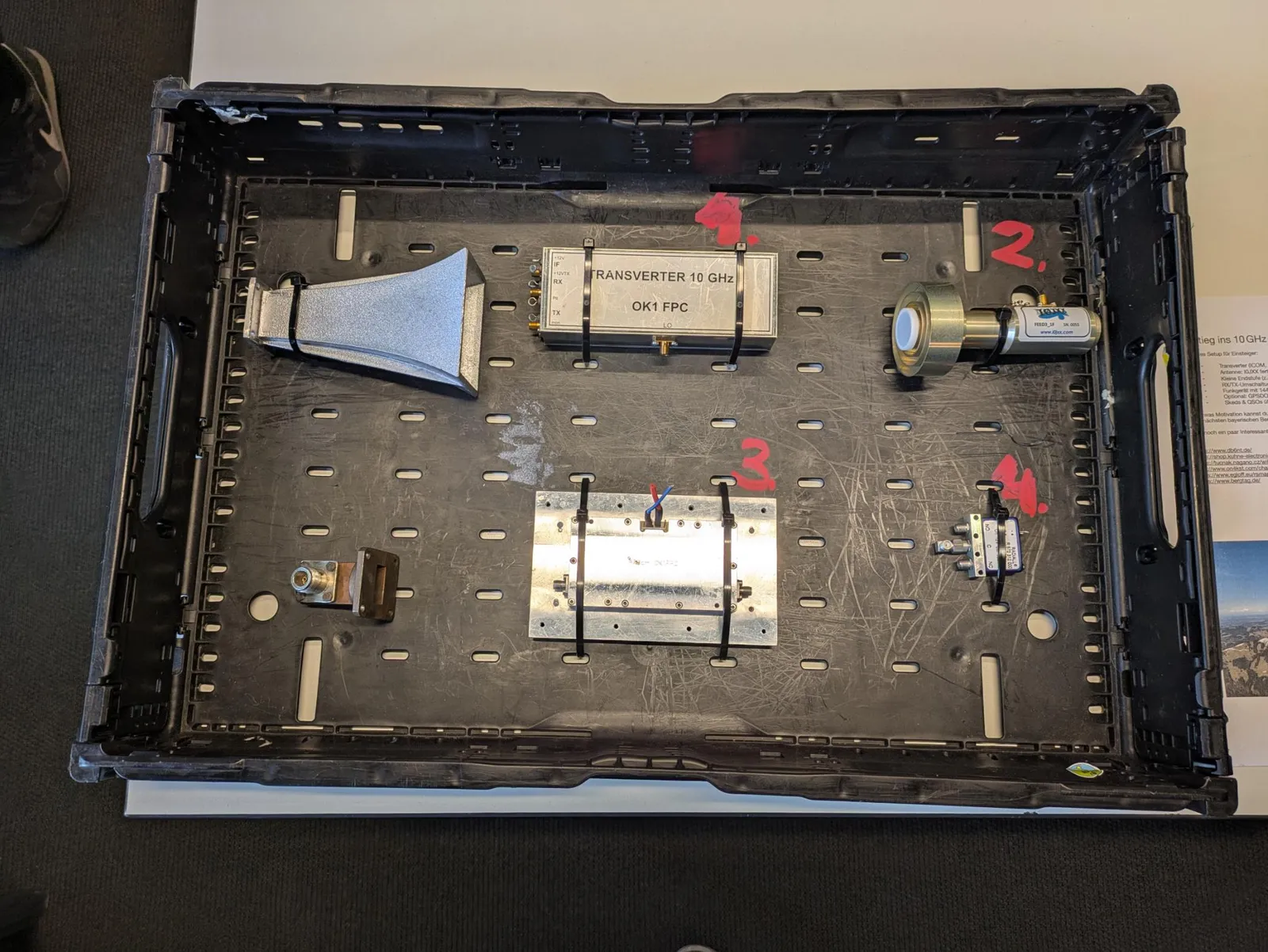 10-GHz-Transverter mit Antenne und LNB bei einem Assembly des Norddeutschen Funktags