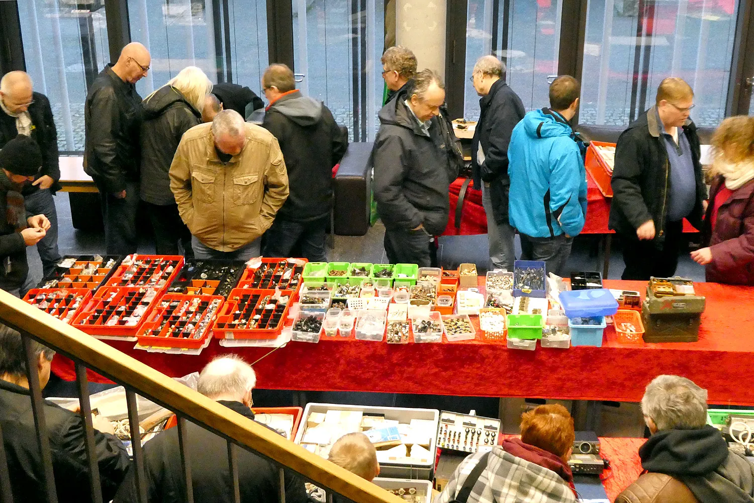 Produktübersicht an einem Stand auf dem Amateurfunk Flohmarkt in Harburg